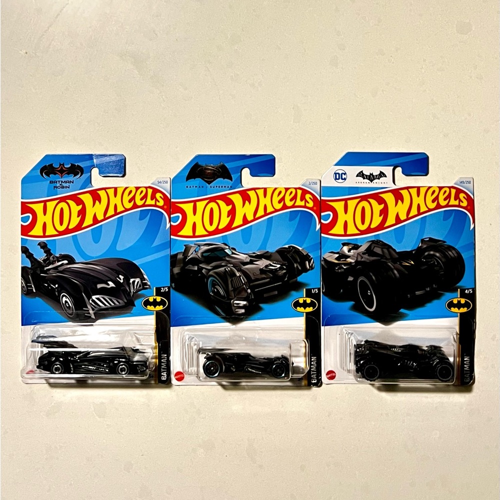 HOT WHEELS - Batman Black Batmobile Set - 1, 2, 4 of 5